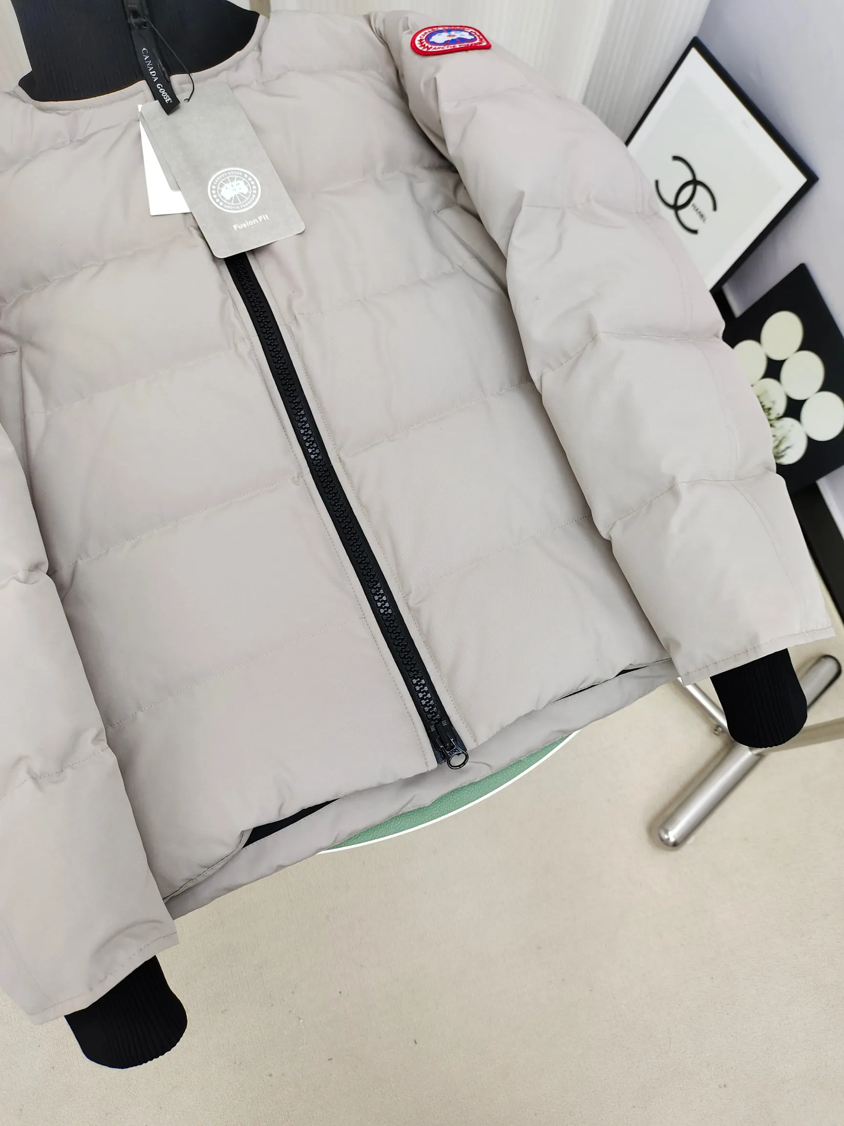 P820 ​​Ganand Goose Canada Goose 24 men's new short style. The most popular autumn and winter items on INS in recent years. More and more people are choosing goose down jackets. Fur collar: wolf hair! Canada Goose super 3D technology waterproof fabric treatment, perfect wind resistance, cold resistance, and high temperature resistance! Built-in plush heat storage to keep warm, heats up quickly and warms up quickly! Personalized design, exquisite workmanship, smooth to the touch and comfortable on the skin. Double-layer windproof cuffs, windproof and frostproof! The pocket design is beautiful and practical. The Canada Goose down jacket has been the most popular thermal suit in the world in the past two years. It has far surpassed the down jackets in the Mengkou Kingdom. At the same time, the style is classic and never goes out of style. Don’t be afraid of this cold winter, all you need is a Canada Goose down jacket. Item number: 42 styles Black: lime, black, graphite gray Size: S-3XL